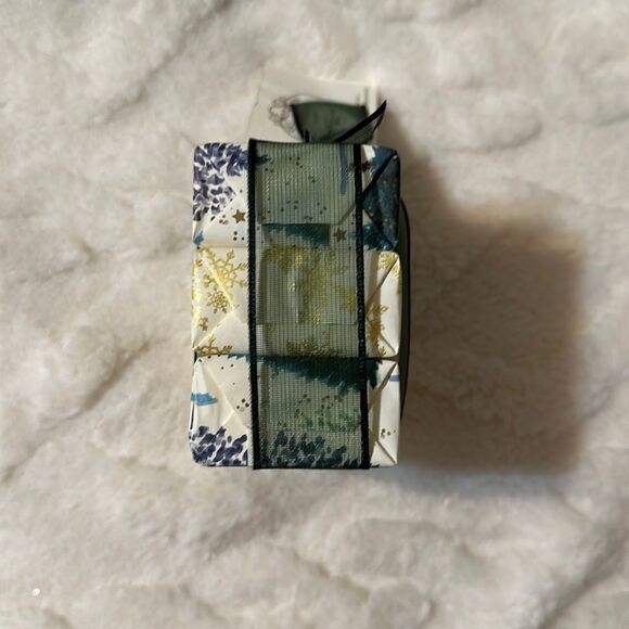 Alchimia Soap Fresh Sparkling Snow Moisturizing Christmas Holiday Wrapped Soap - Picture 3 of 5